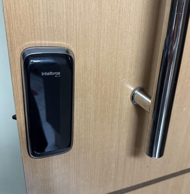 Fechadura Digital de Sobrepor Touch Screen FR 101 Intelbras