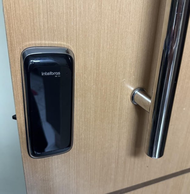 Fechadura Digital de Sobrepor Touch Screen FR 101 Intelbras