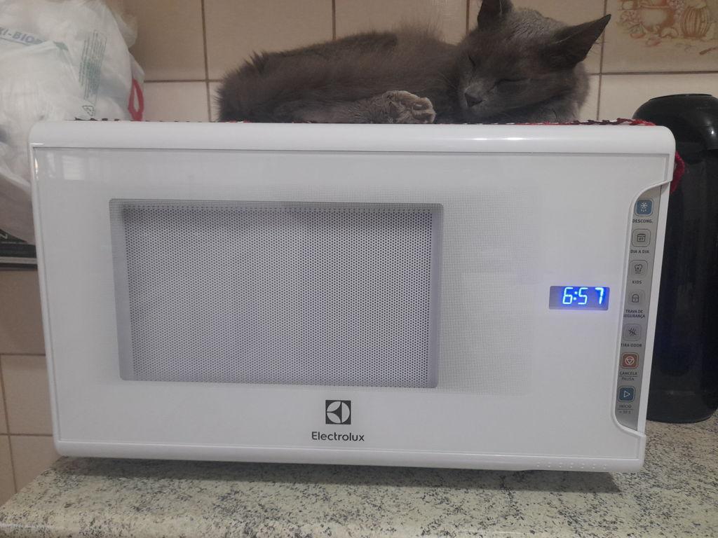 Micro-ondas Electrolux 31L MI41T Branco Painel Integrado 220V