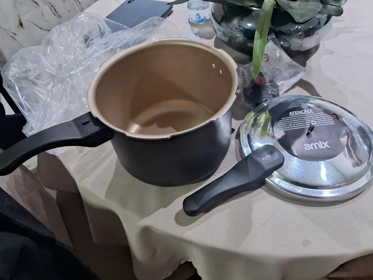 Panela de Pressão 4,5 Litros Antiaderente Essanza Di Chef