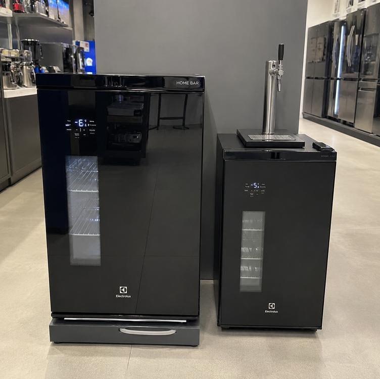 Cervejeira Home Bar Electrolux Frost Free 100L Porta Vidro Preta