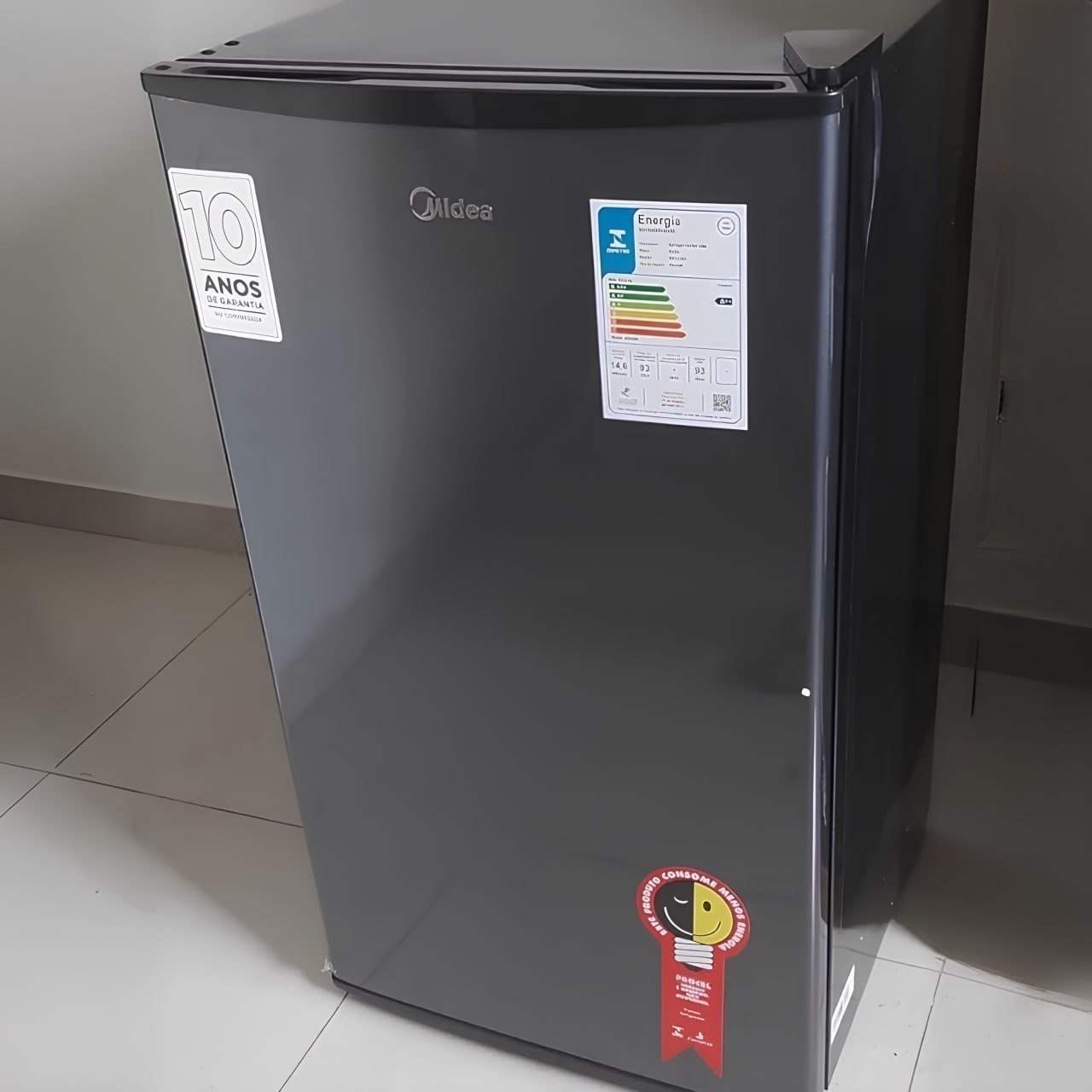 Frigobar Midea 93L Preto Inverter Bivolt