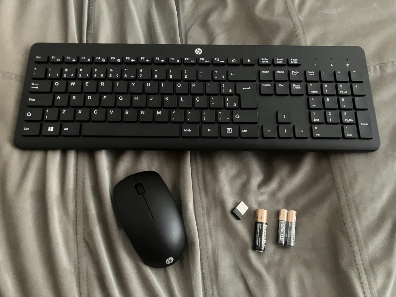 Combo Teclado e Mouse Ergonômico Sem Fio HP 230