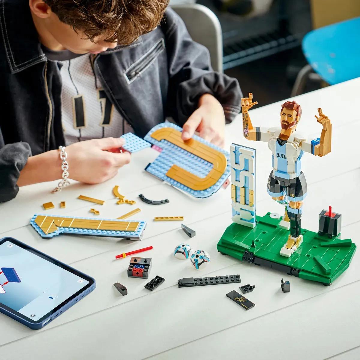LEGO Editions Sports Lionel Messi 43015 - 958 Peças