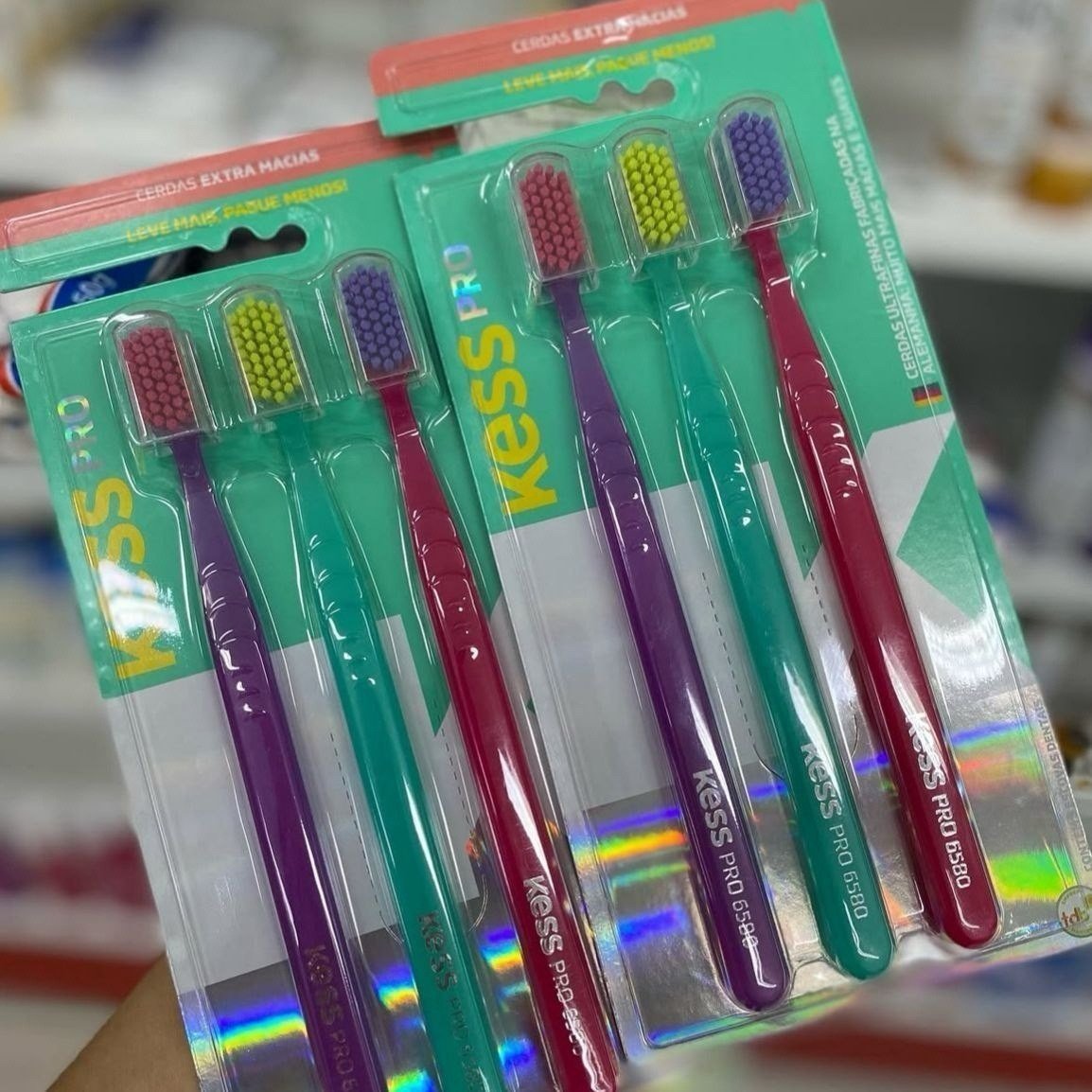 Pack com 3 Escovas Dentais KESS Pro Extra Macias
