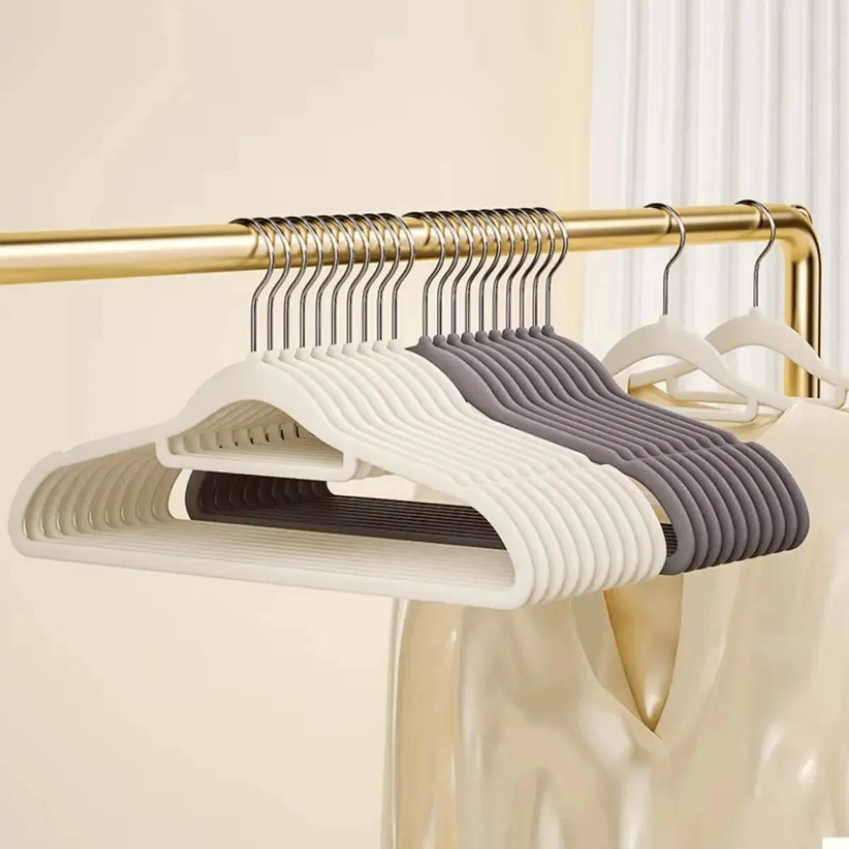 Kit 50 Cabides Veludo Slim Antideslizante Bege
