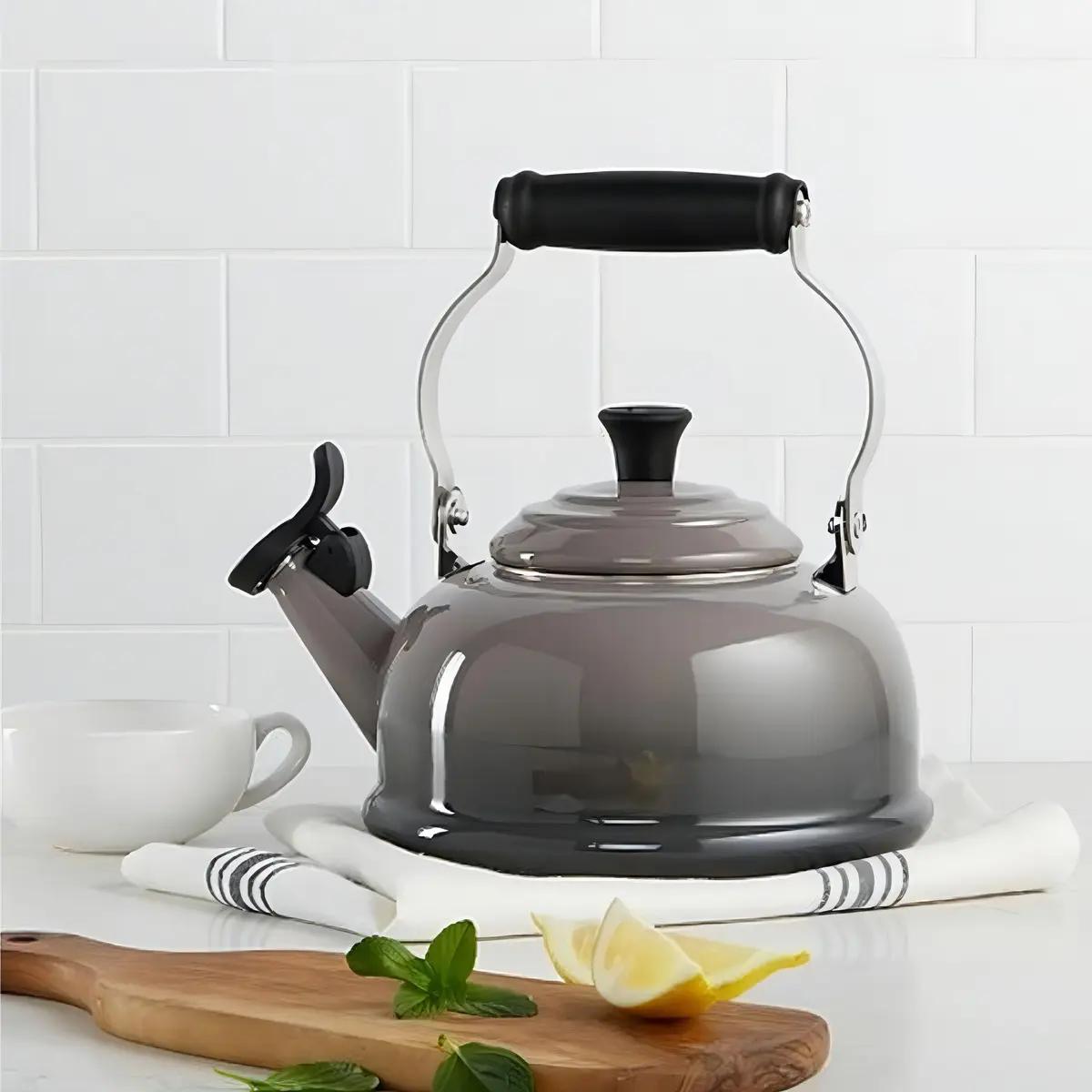 Chaleira Le Creuset Tradicional Cinza Flint com Apito