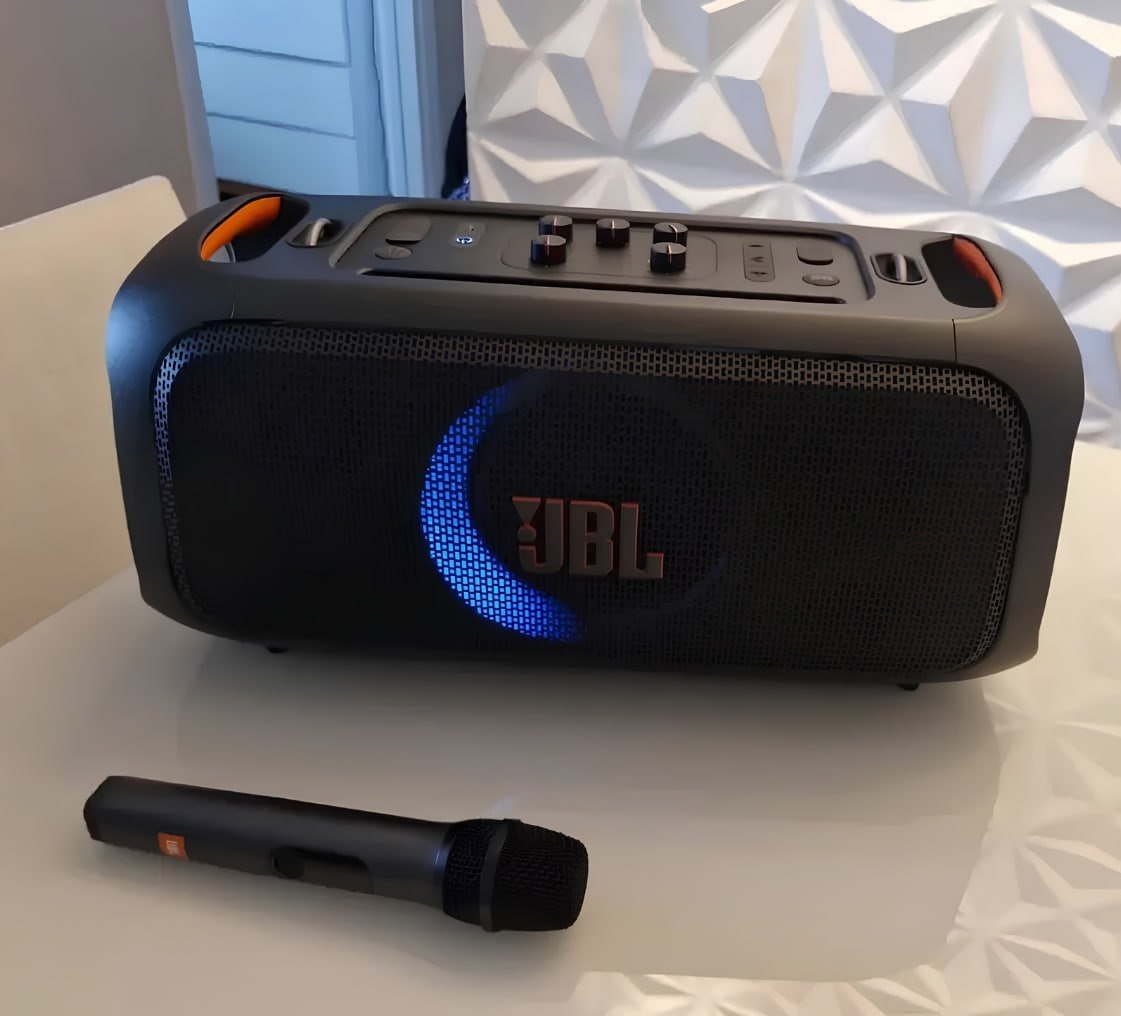 Caixa de Som JBL PartyBox On The Go Essential 100W com Microfone