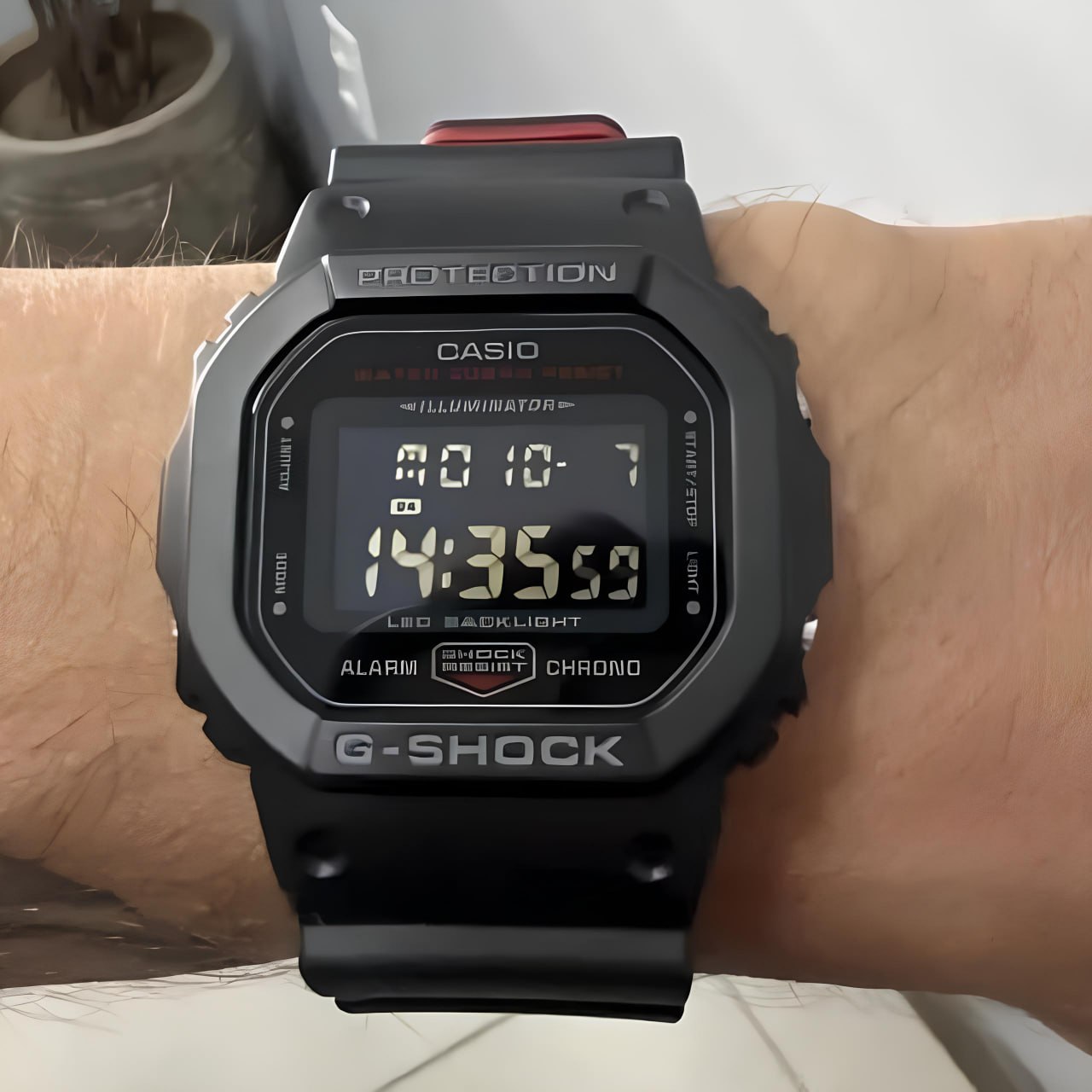 Relógio Casio G-Shock Masculino Digital DW-5600UHR-1DR