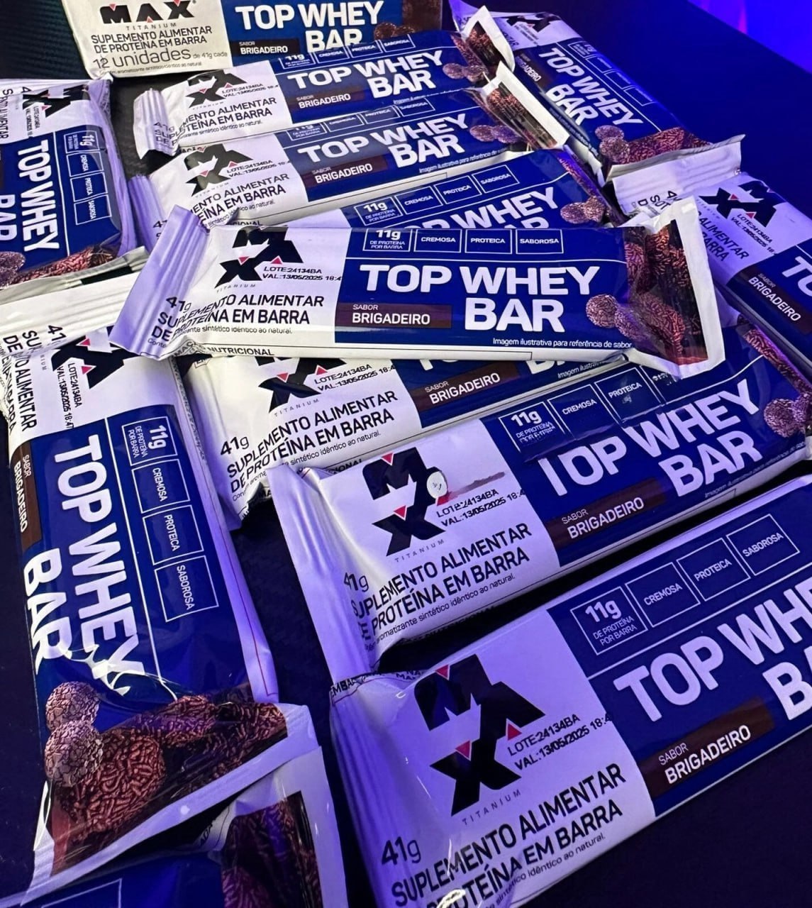 Barra de Proteína Max Titanium Top Whey 41g Dark Chocolate Truffle