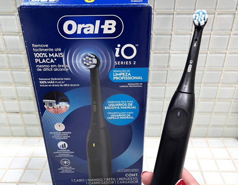 Escova de Dente Elétrica Oral-B Series iO2 com Refil e Carregador