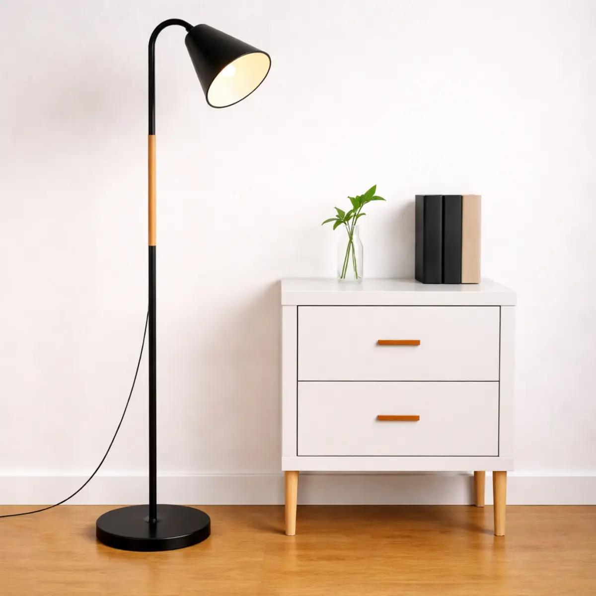 Luminária Pedestal Metal Articulada 1,6m Preto Flexível
